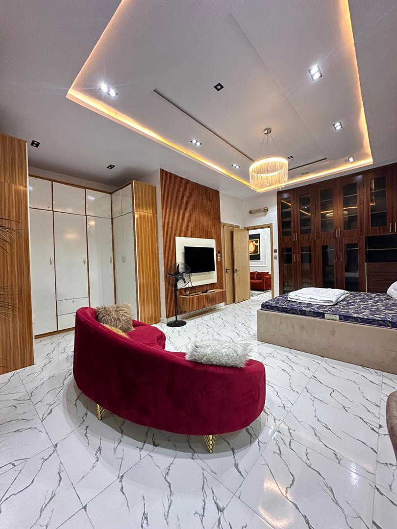 4 BEDROOM DUPLEX